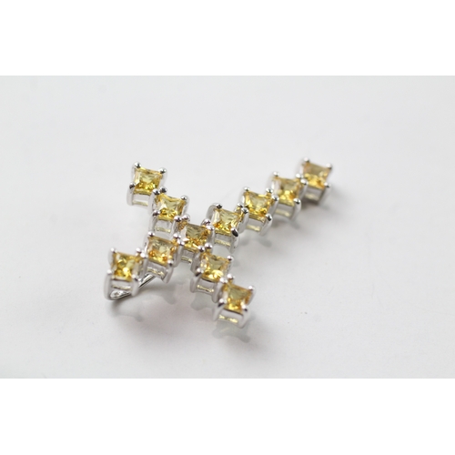 453 - 9ct white gold yellow gemstone cross pendant (2.5g)