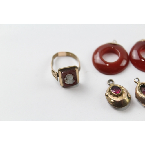 460 - A pair of pique earrings and a collection of jewellery components with gold accents (13g)