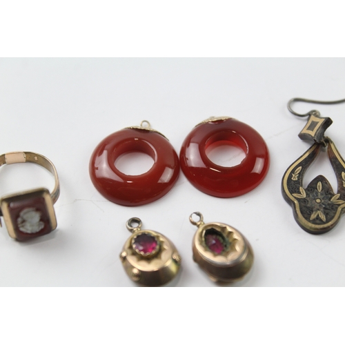 460 - A pair of pique earrings and a collection of jewellery components with gold accents (13g)