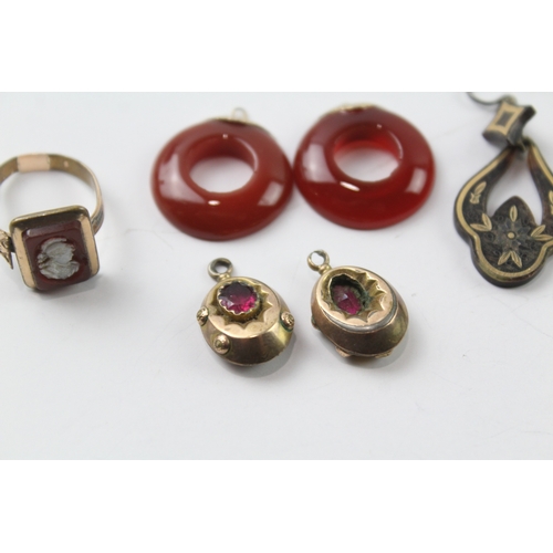 460 - A pair of pique earrings and a collection of jewellery components with gold accents (13g)