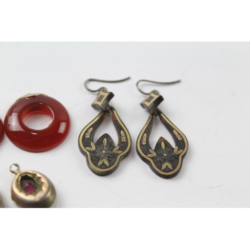 460 - A pair of pique earrings and a collection of jewellery components with gold accents (13g)