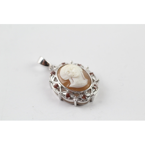 474 - 9ct white gold garnet and shell cameo pendant (6.5g)