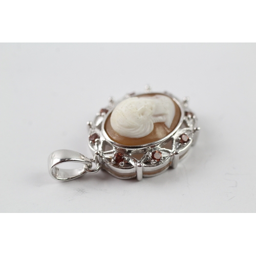 474 - 9ct white gold garnet and shell cameo pendant (6.5g)