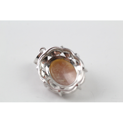 474 - 9ct white gold garnet and shell cameo pendant (6.5g)