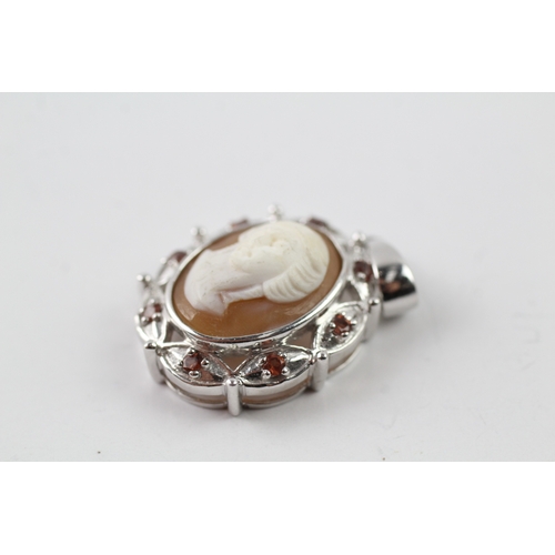 474 - 9ct white gold garnet and shell cameo pendant (6.5g)