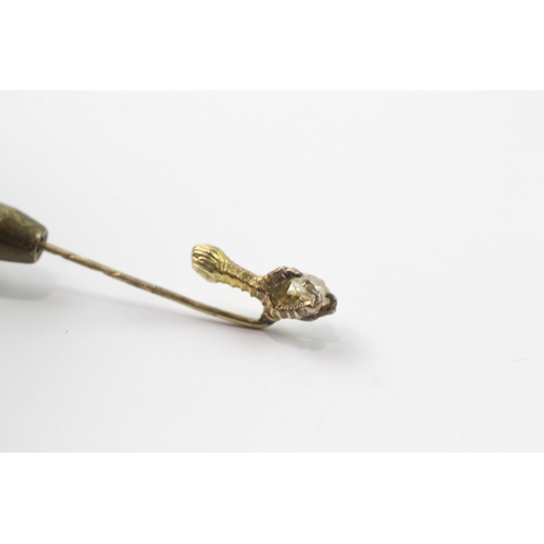 476 - 18ct gold claw set diamond stick pin (1.5g)