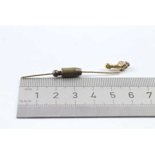 476 - 18ct gold claw set diamond stick pin (1.5g)