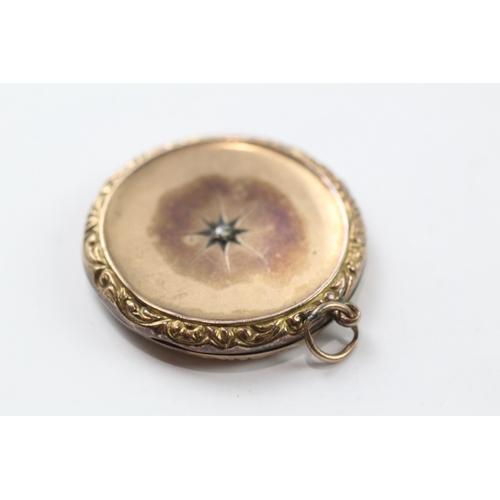 478 - 9ct gold back and front locket with diamond detail (8.9g)