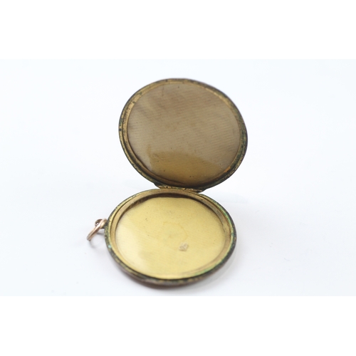 478 - 9ct gold back and front locket with diamond detail (8.9g)