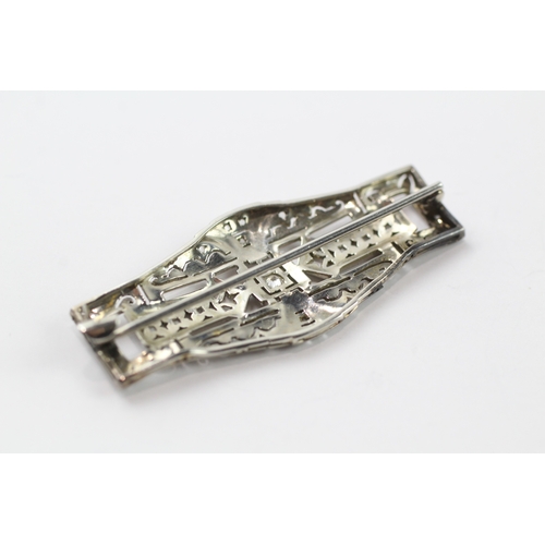 481 - Platinum and diamond Art Deco brooch (6g)