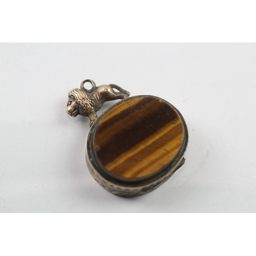 488 - 9ct gold back and front lion design tiger-eye set locket (10.1g)