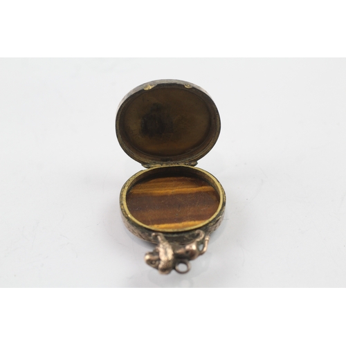 488 - 9ct gold back and front lion design tiger-eye set locket (10.1g)