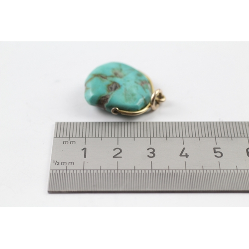 498 - 9ct gold turquoise swivel pendant (7.6g)