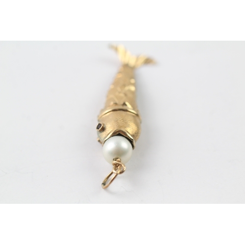 500 - 14ct gold lucky fish pendant with pearl and garnet eyes (2g)