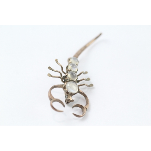 503 - 9ct gold moonstone scorpion brooch (2.3g)