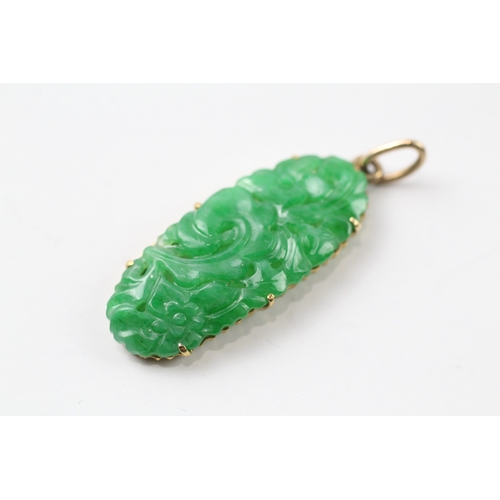 504 - 14ct gold carved jade pendant (3.6g)