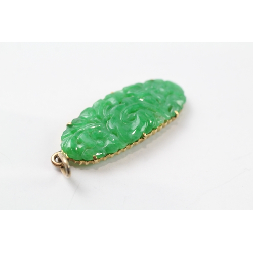 504 - 14ct gold carved jade pendant (3.6g)