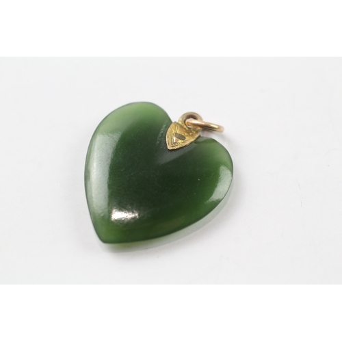 506 - A gold nephrite carved heart pendant (3.7g)