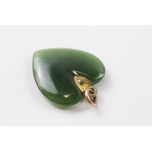 506 - A gold nephrite carved heart pendant (3.7g)