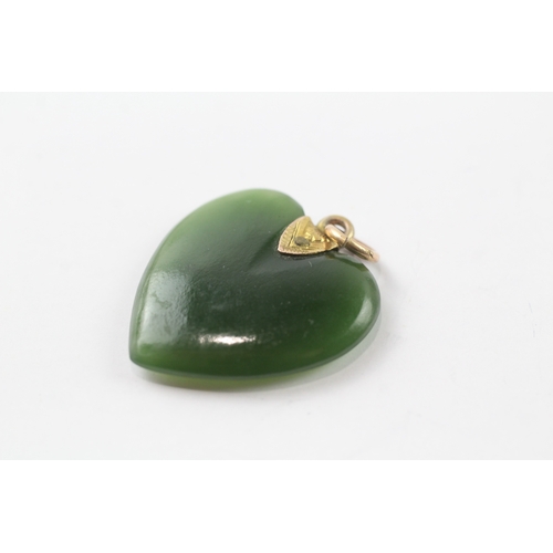 506 - A gold nephrite carved heart pendant (3.7g)