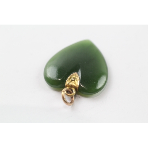 506 - A gold nephrite carved heart pendant (3.7g)