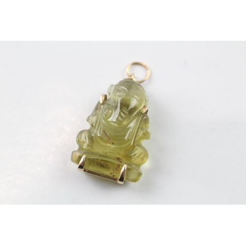 507 - 9ct gold mounted carved green gemstone Ganesh pendant (4.6g)