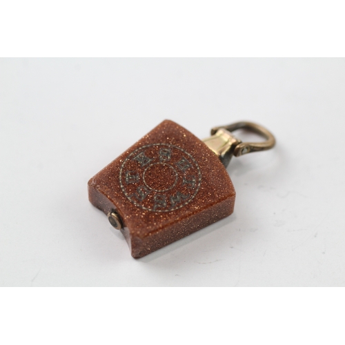 521 - Antique gold and goldstone fob (4.4g)