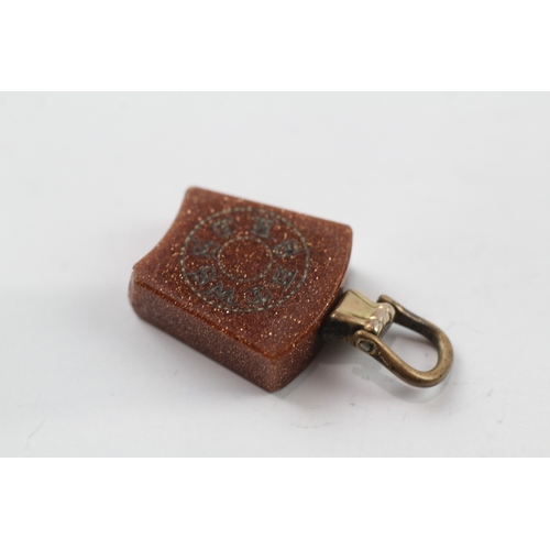 521 - Antique gold and goldstone fob (4.4g)