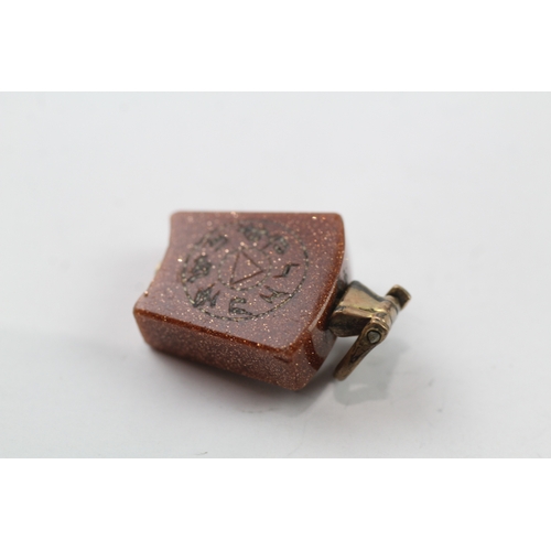 521 - Antique gold and goldstone fob (4.4g)