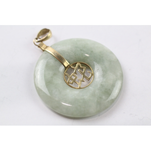 537 - 14ct gold jade pendant (6.8g)