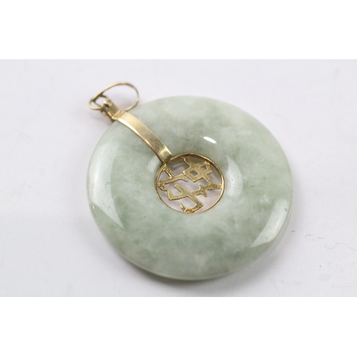 537 - 14ct gold jade pendant (6.8g)