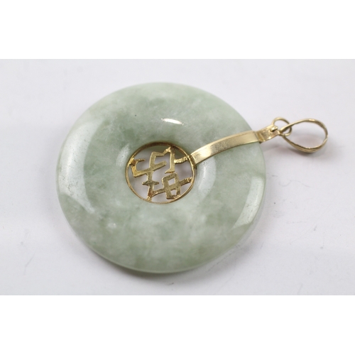 537 - 14ct gold jade pendant (6.8g)