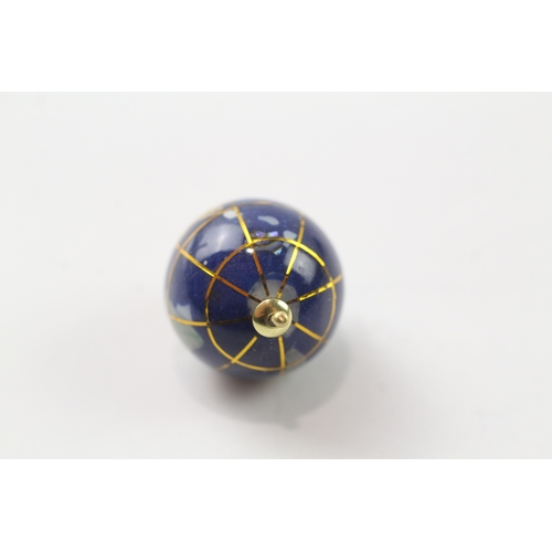 539 - 14ct gold gemstone inlay globe pendant (3g)