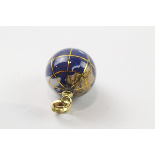 539 - 14ct gold gemstone inlay globe pendant (3g)