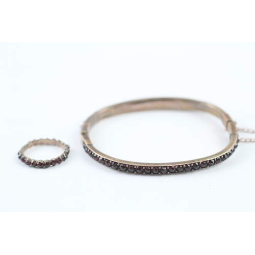 54 - Victorian Bohemian garnet bangle and ring (15.4g) Size M