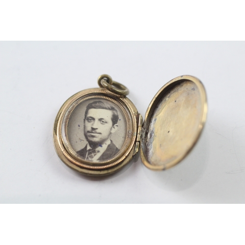 544 - 9ct gold back and front locket with enamel detail (4.8g)