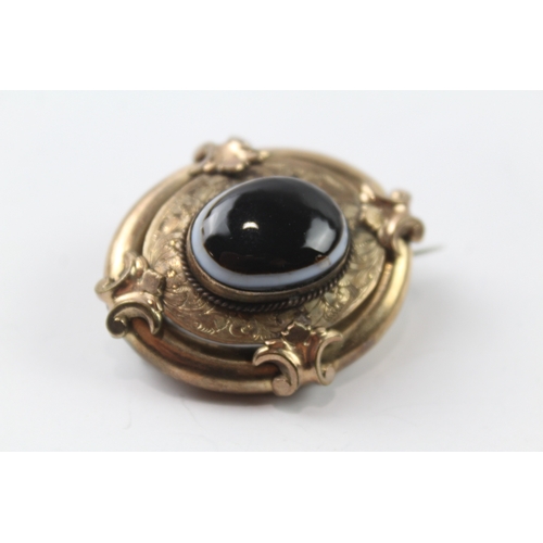 553 - A Victorian gold plated banded agate brooch (13g)