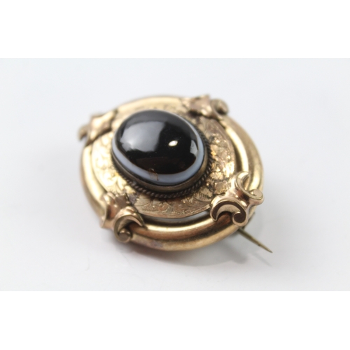 553 - A Victorian gold plated banded agate brooch (13g)