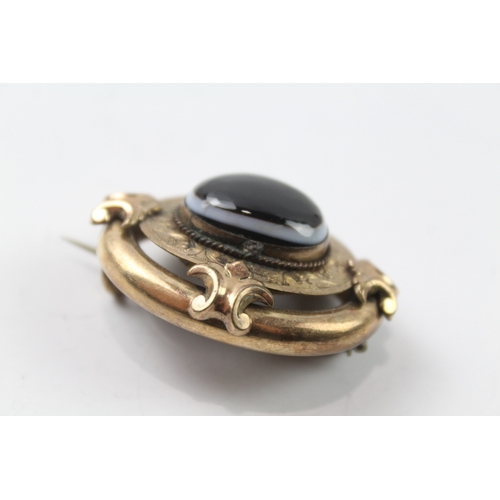 553 - A Victorian gold plated banded agate brooch (13g)