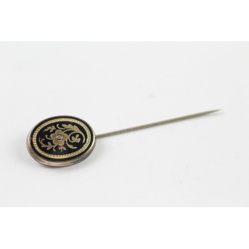 554 - 9ct gold Victorian enamel stick pin (3.2g)