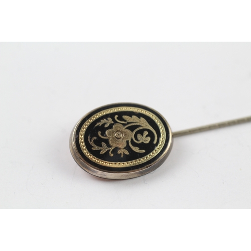 554 - 9ct gold Victorian enamel stick pin (3.2g)