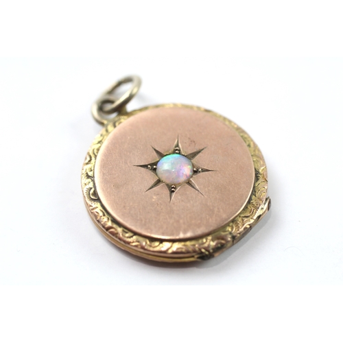 560 - 9ct gold front and back locket set with opal (9.9g)