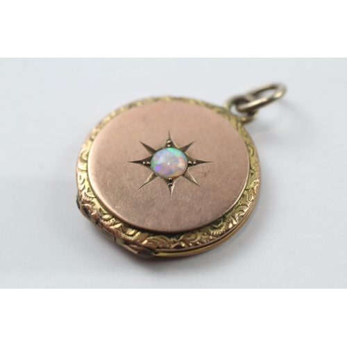 560 - 9ct gold front and back locket set with opal (9.9g)