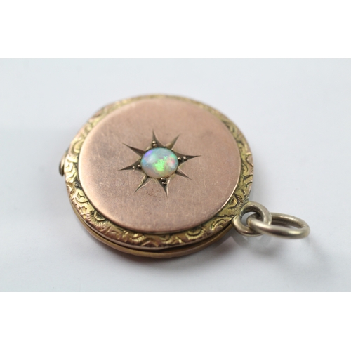 560 - 9ct gold front and back locket set with opal (9.9g)