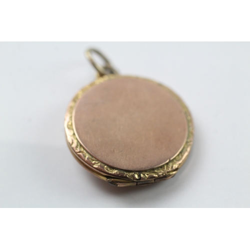 560 - 9ct gold front and back locket set with opal (9.9g)