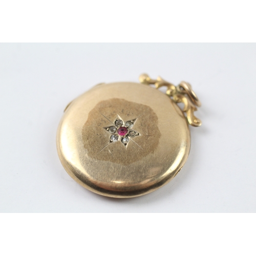 573 - 9ct gold back and front locket with paste detail (7.5g)