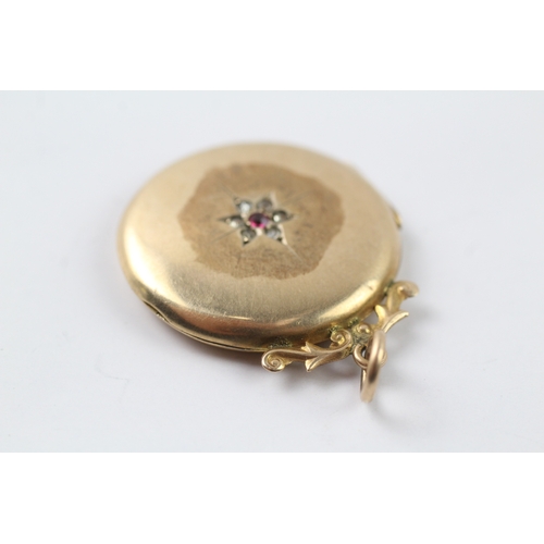 573 - 9ct gold back and front locket with paste detail (7.5g)