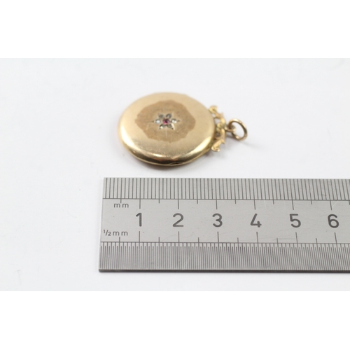 573 - 9ct gold back and front locket with paste detail (7.5g)