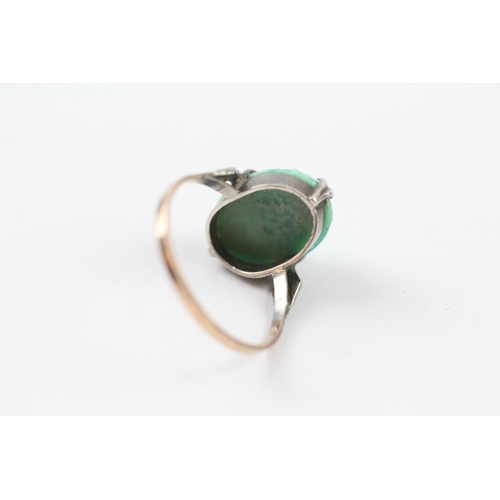 70 - 9ct gold and silver imitation jade and paste ring (2.7g) Size P