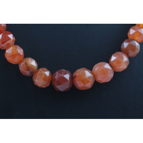 84 - Antique agate bead necklace with gold box clasp (69.5g)